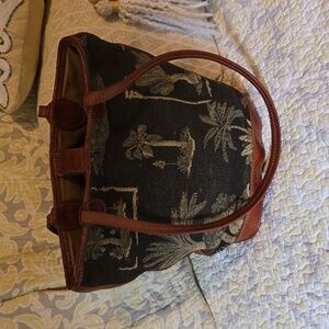 Awsome Tommy Bahama canvas and leather purse 👛
